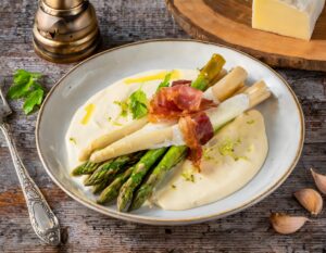 Asperges sauce béchamel au brie avec bacon