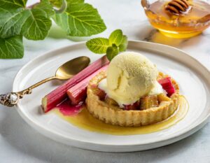 Sablé avec une compotée à la rhubarbe et au miel du Gâtinais