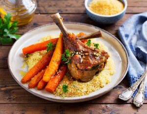 Carottes rôties au miel, souris d&rsquo;agneau et semoule épicée