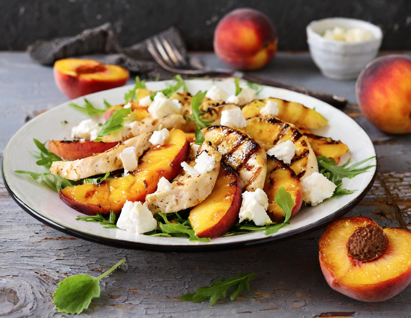 Salade de poulet grillé aux pêches et fromage de chèvre du Gâtinais 1 recette juillet